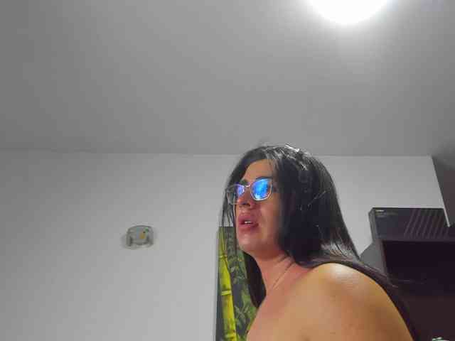 Yalifa's cam show statistics and live stream
