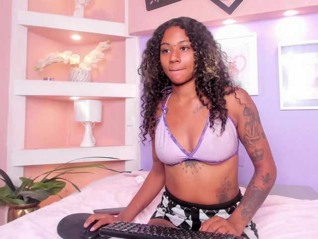 MoniSaenz live cam on BongaCams