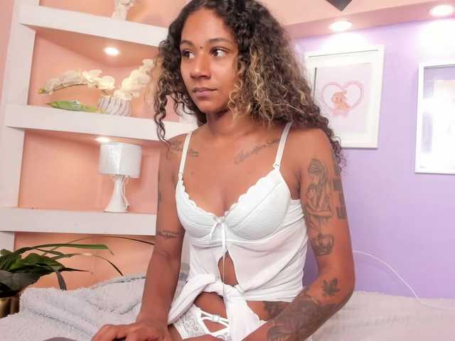 MoniSaenz live cam on BongaCams