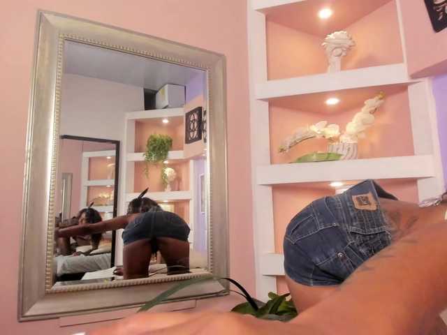 MoniSaenz live cam on BongaCams