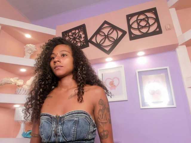 MoniSaenz live cam on BongaCams