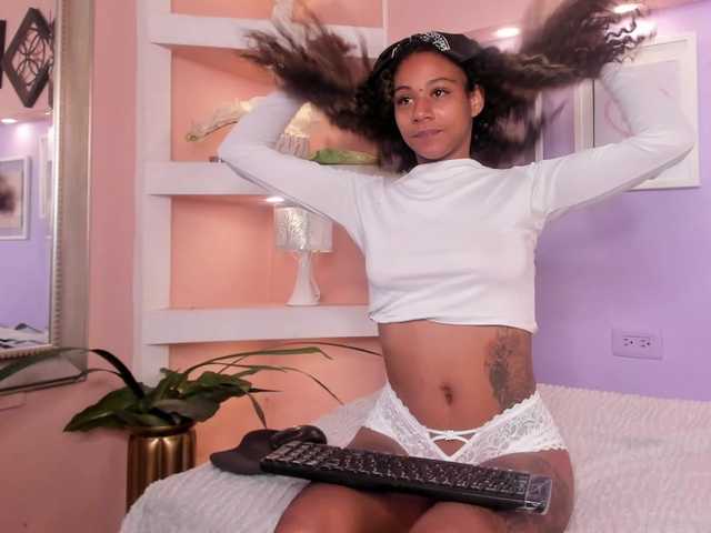 MoniSaenz live cam on BongaCams