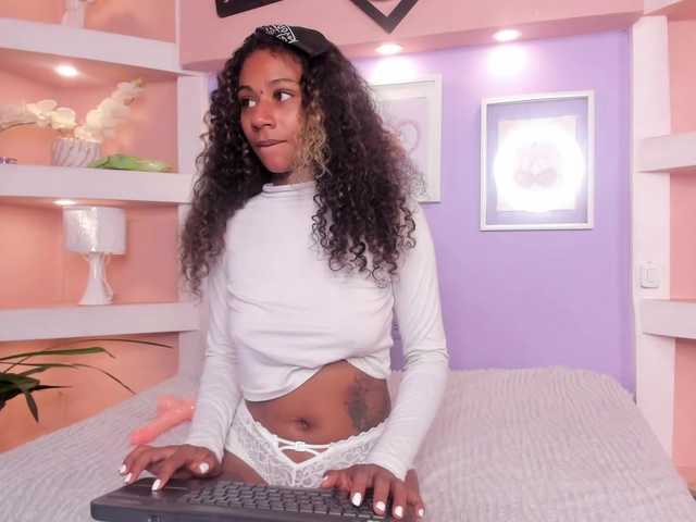 MoniSaenz live cam on BongaCams