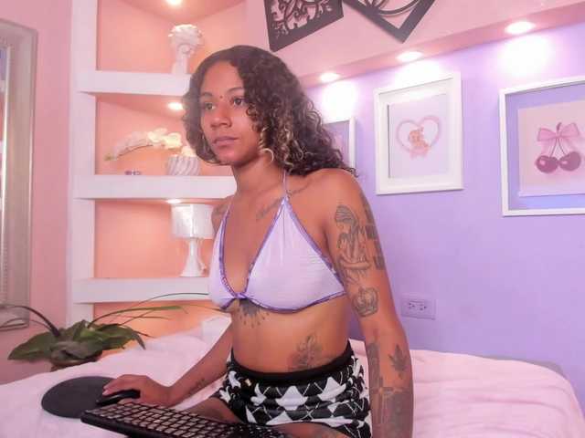 MoniSaenz live cam on BongaCams