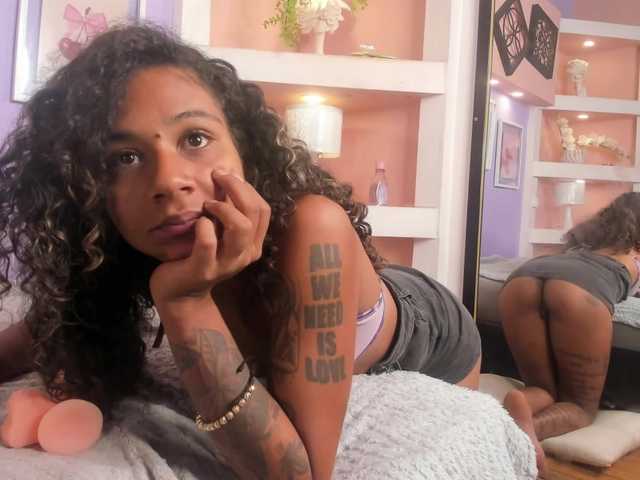 MoniSaenz live cam on BongaCams