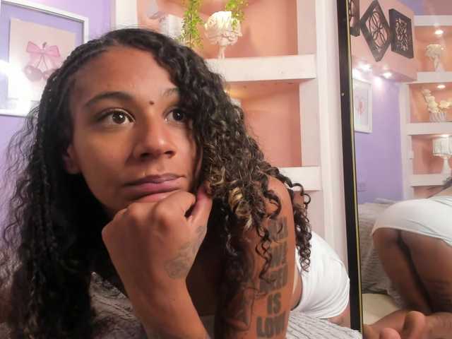 MoniSaenz live cam on BongaCams