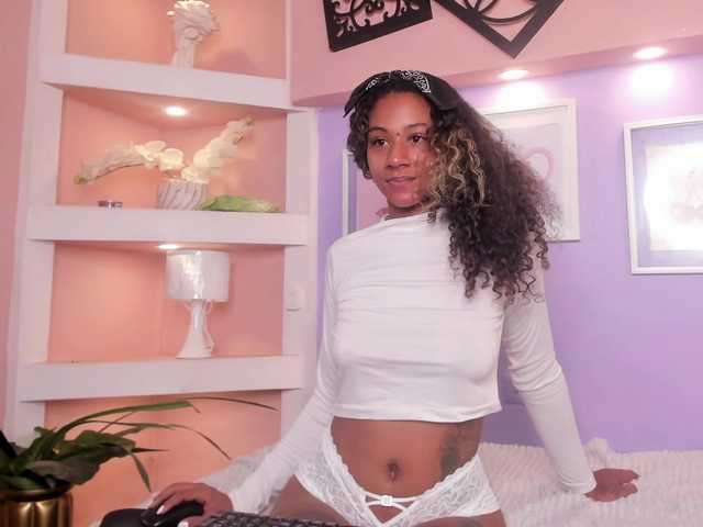 MoniSaenz live cam on BongaCams