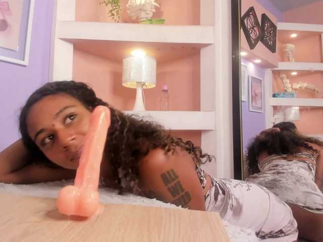 MoniSaenz live cam on BongaCams