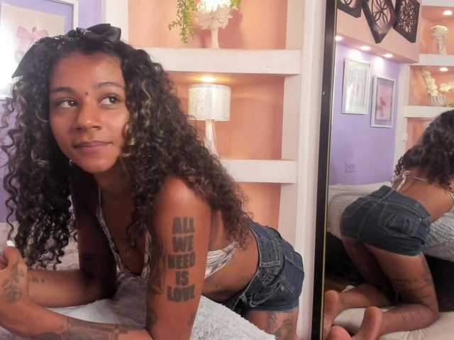 MoniSaenz live cam on BongaCams
