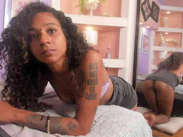 MoniSaenz Live Webcam on BongaCams