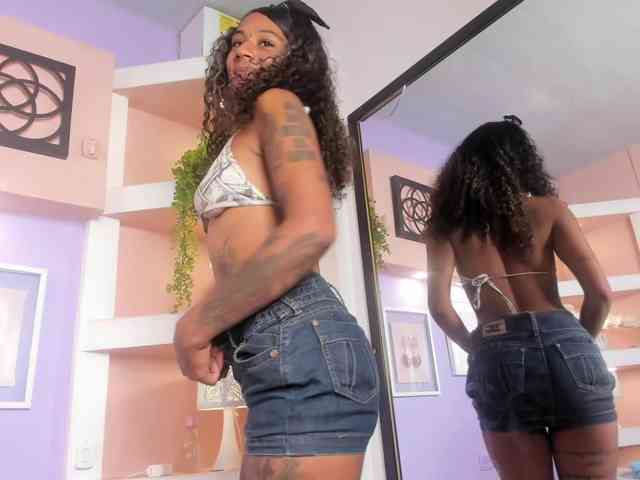 MoniSaenz webcam
