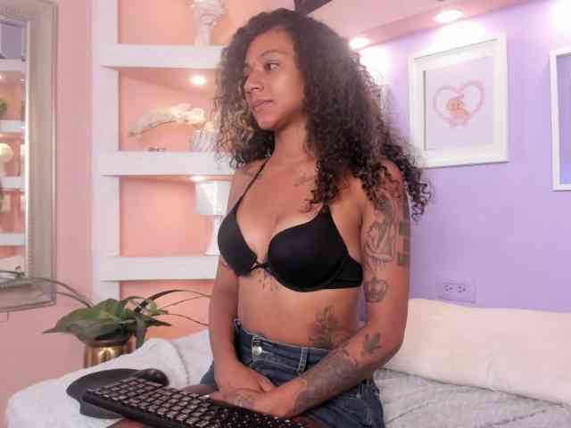 MoniSaenz webcam
