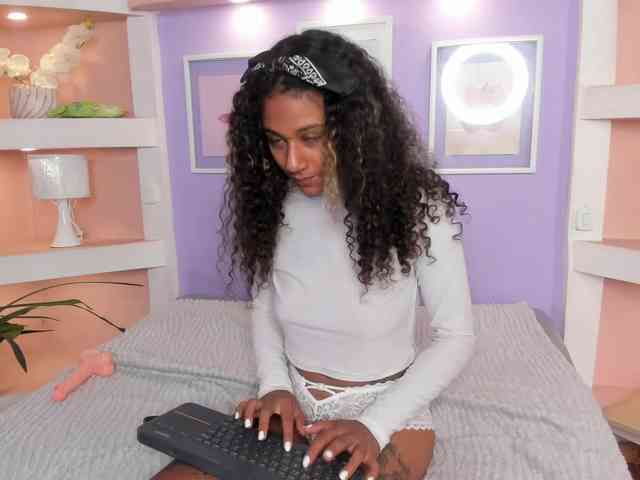 MoniSaenz Sex Cam Show