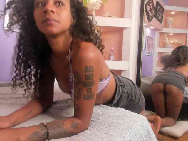 MoniSaenz Live Webcam on BongaCams