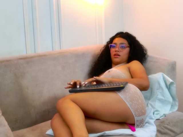 Luna-Velvett live cam on BongaCams