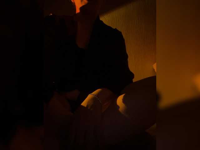 Luzecita09 live cam on BongaCams