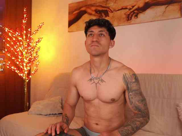 Latin-Green-Eyes Sex Cam Show