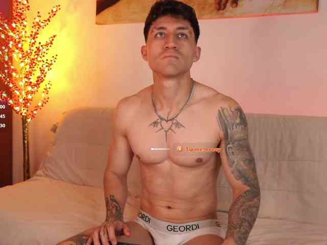 Latin-Green-Eyes Sex Cam Show
