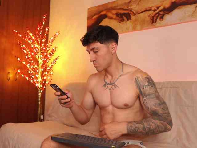 Latin-Green-Eyes Sex Cam Show