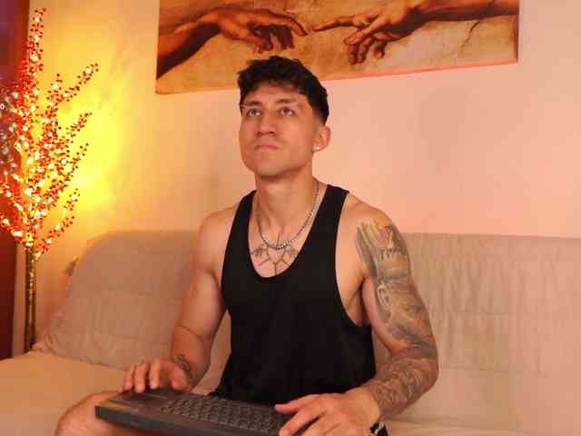 Latin-Green-Eyes Sex Cam Show