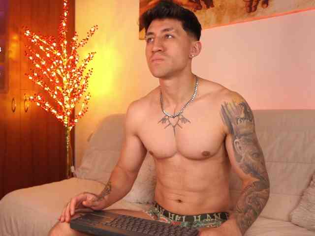 Latin-Green-Eyes Sex Cam Show