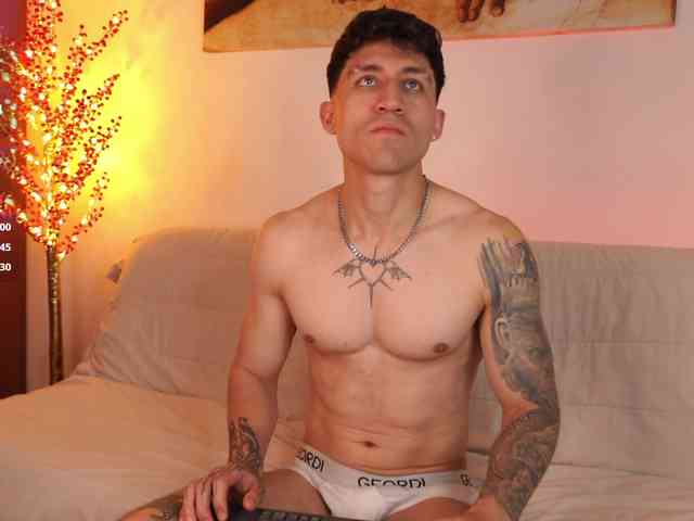 Latin-Green-Eyes Sex Cam Show