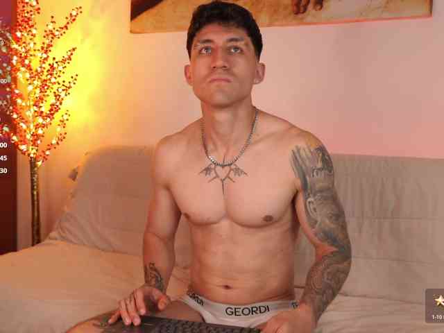 Latin-Green-Eyes Sex Cam Show
