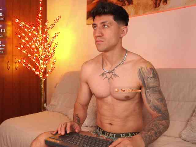 Latin-Green-Eyes Sex Cam Show