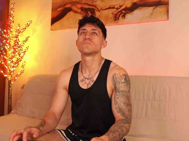 Latin-Green-Eyes Sex Cam Show