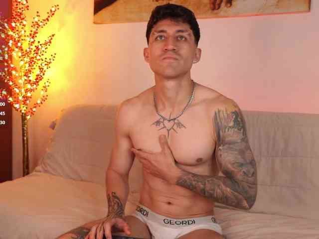 Latin-Green-Eyes Sex Cam Show