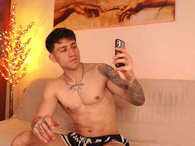 Latin-Green-Eyes Sex Cam Show