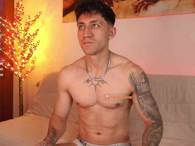 Latin-Green-Eyes Sex Cam Show