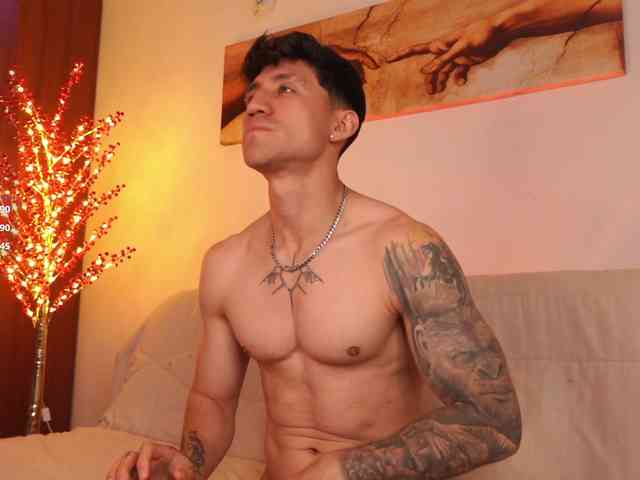 Latin-Green-Eyes Live Webcam on BongaCams