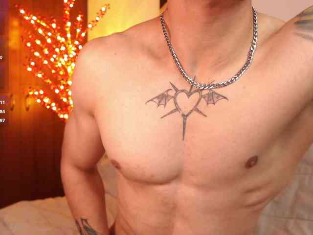 Latin-Green-Eyes Sex Cam Show