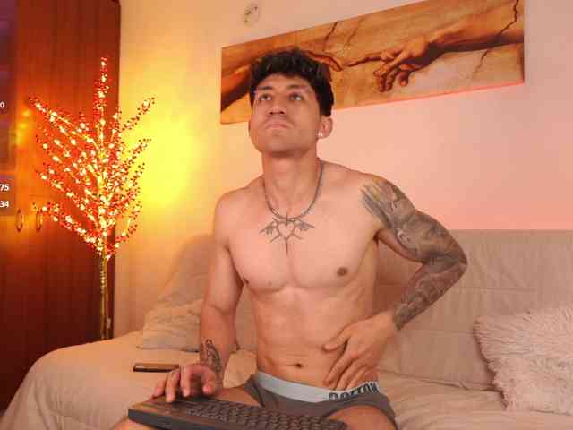 Latin-Green-Eyes Sex Cam Show
