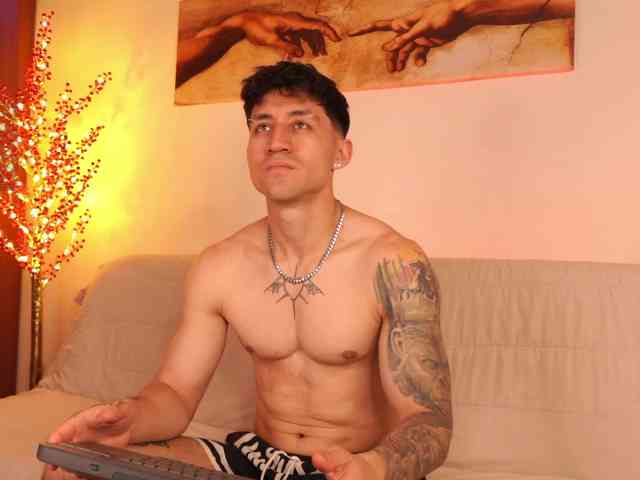 Latin-Green-Eyes Sex Cam Show