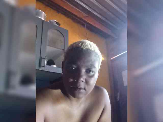 BlondeDolphin webcam