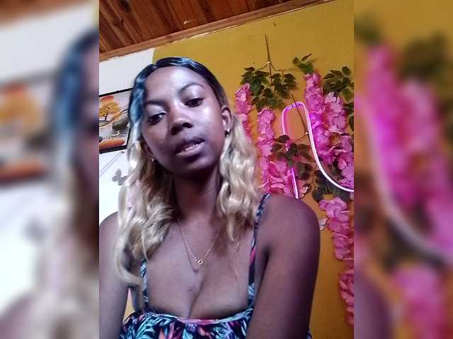 Sahsahsexy live cam on BongaCams