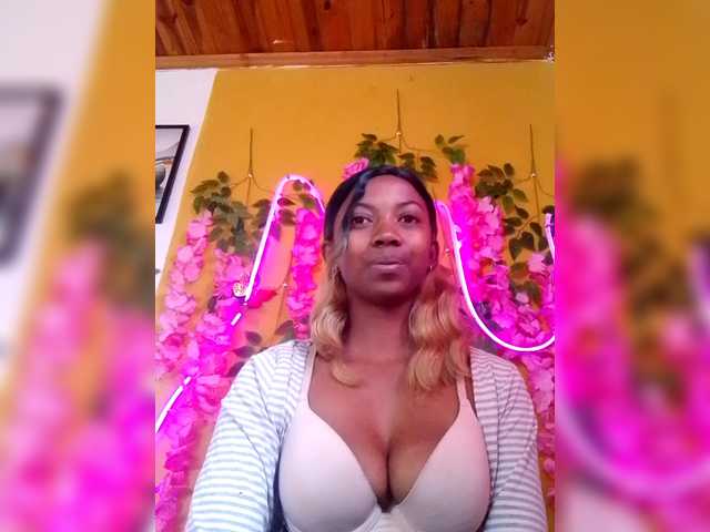 Sahsahsexy live cam on BongaCams