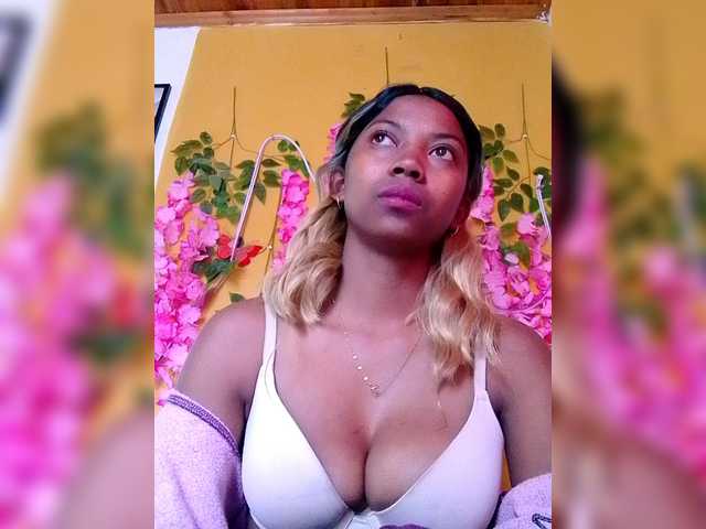 le modèle Sahsahsexy est en webcam porno dans un show sur le site bongacams, il possède les tags suivants: Ebony,Blonde,Shaved