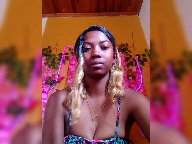 Sahsahsexy live cam on BongaCams