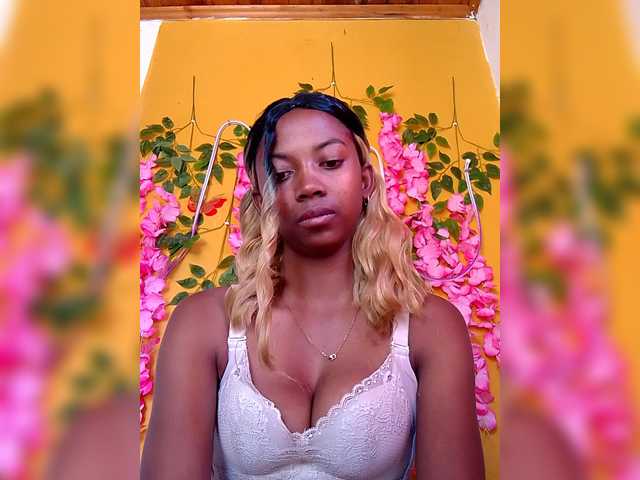 Sahsahsexy live cam on BongaCams