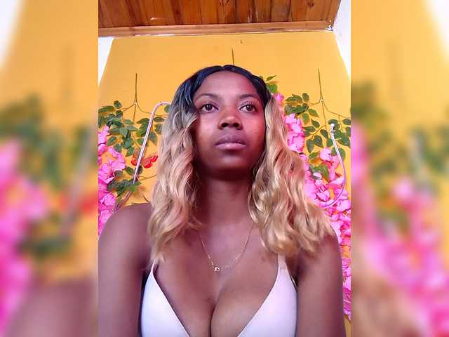 Sahsahsexy live cam on BongaCams