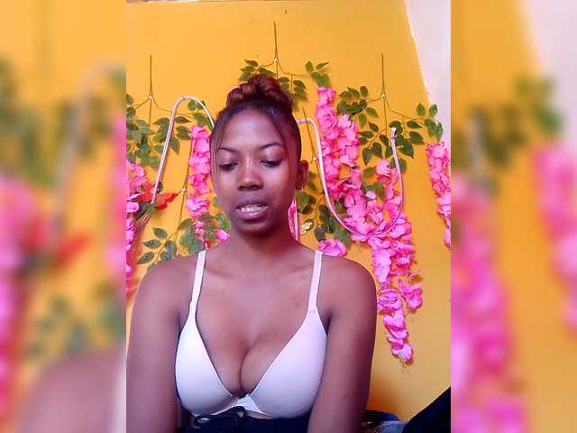 Sahsahsexy live cam on BongaCams