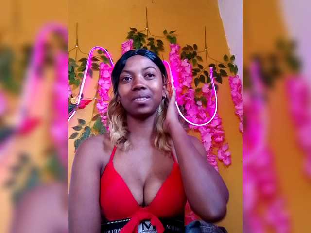 Sahsahsexy live cam on BongaCams