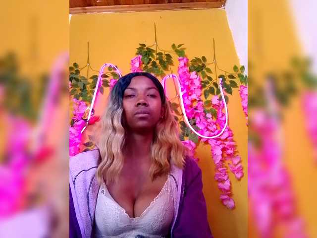 Sahsahsexy live cam on BongaCams