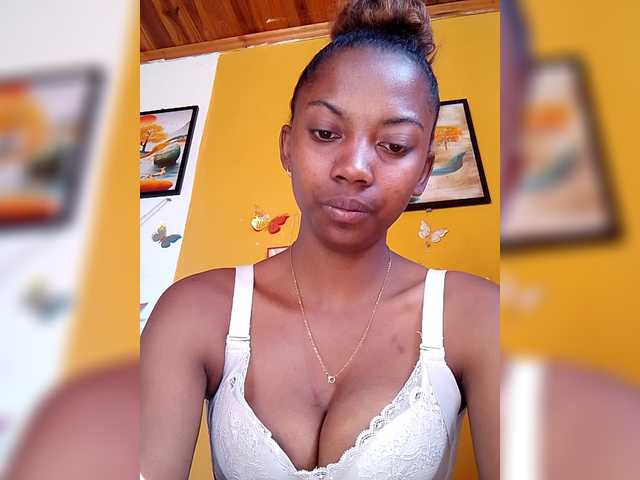 Sahsahsexy live cam on BongaCams