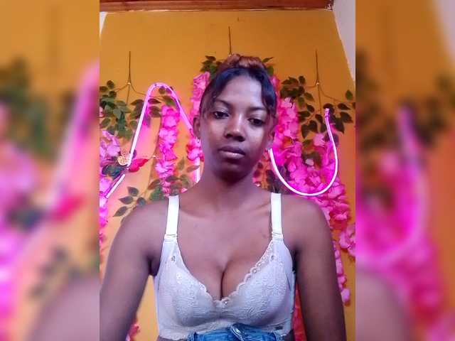 Sahsahsexy live cam on BongaCams