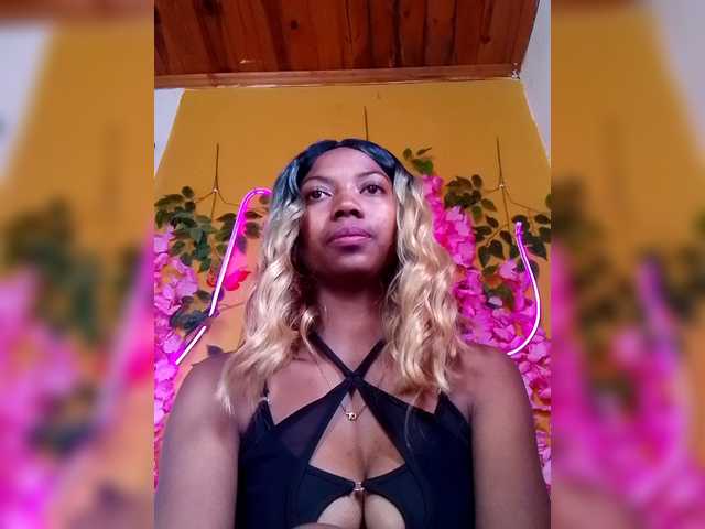 Sahsahsexy live cam on BongaCams