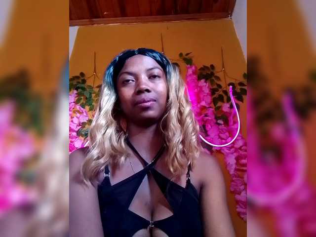 Sahsahsexy live cam on BongaCams